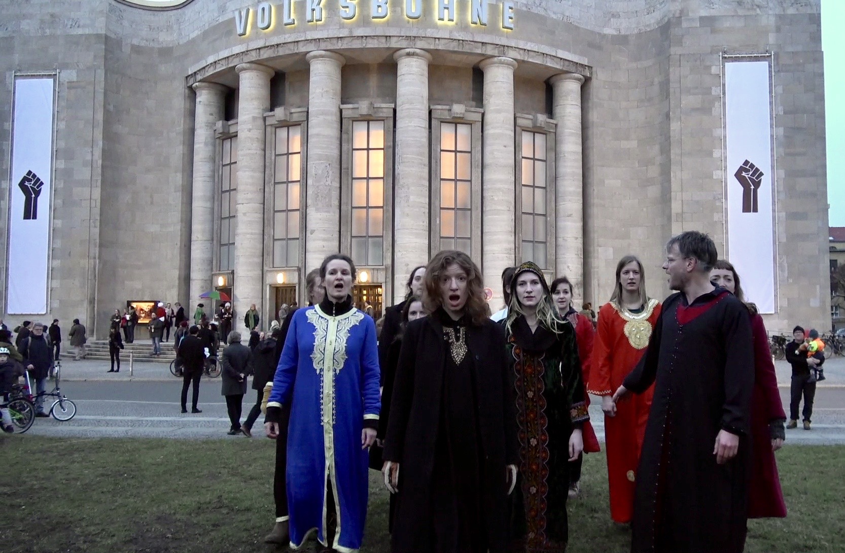 17_03_vor_Volksbuehne_singen.jpg