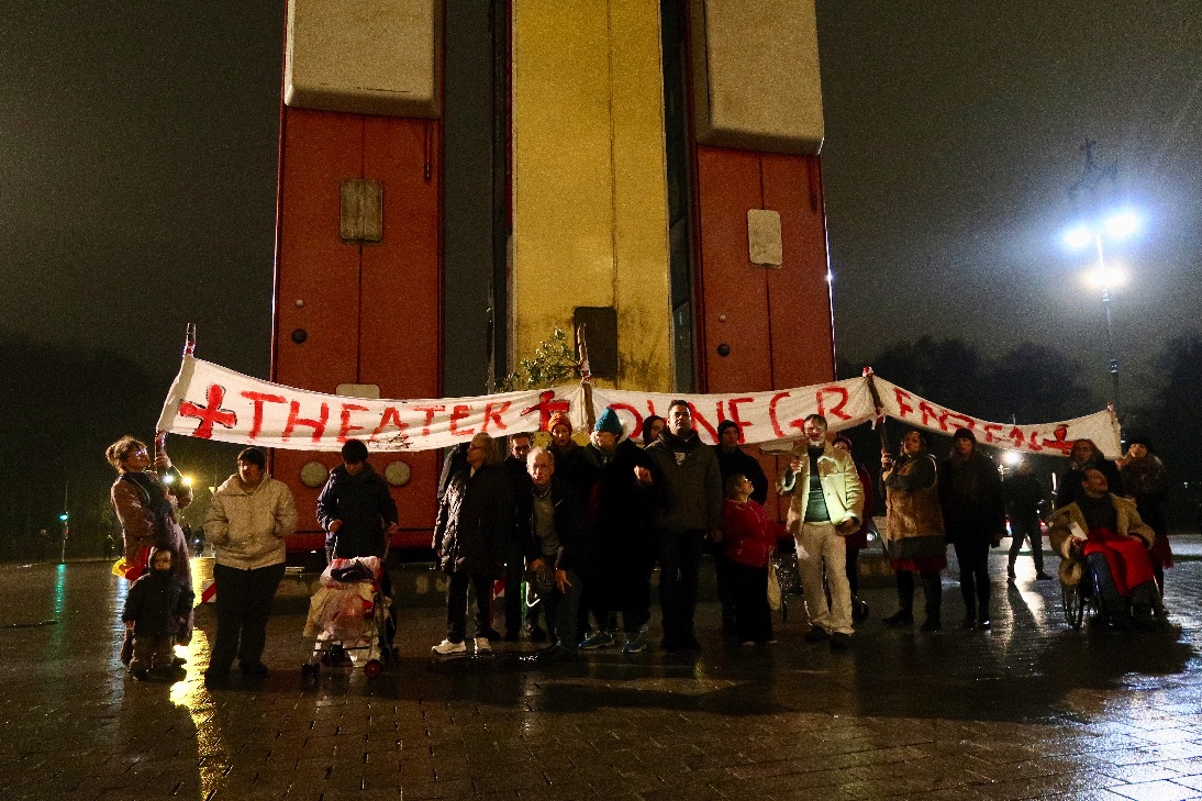 17_11_Theater_ohne_Grenzen_vor_Monument_k.jpg